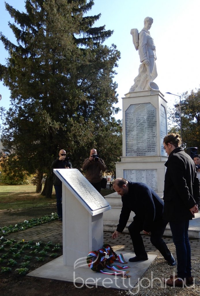 Emléktábla avatás 12